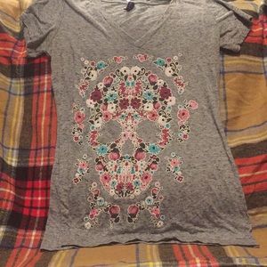 Grey tee shirt with flower skull